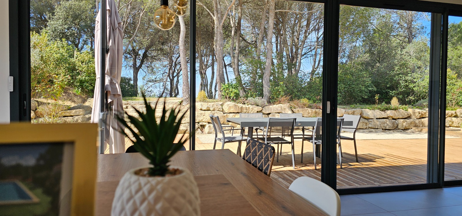 Baie vitrée donnant sur la terrasse et la nature — intérieur lumineux d'un bien Airbnb dans le Vaucluse