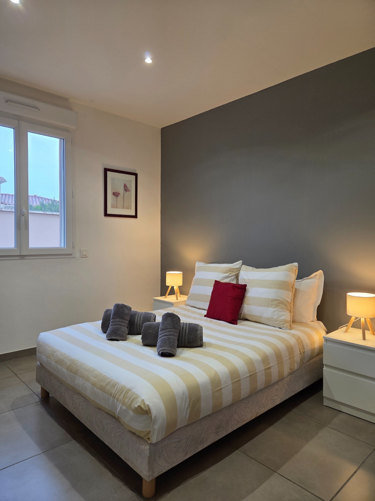 Chambre moderne avec lit fait, serviettes pliées et linge impeccable — service linge H.E. Conciergerie Vaucluse