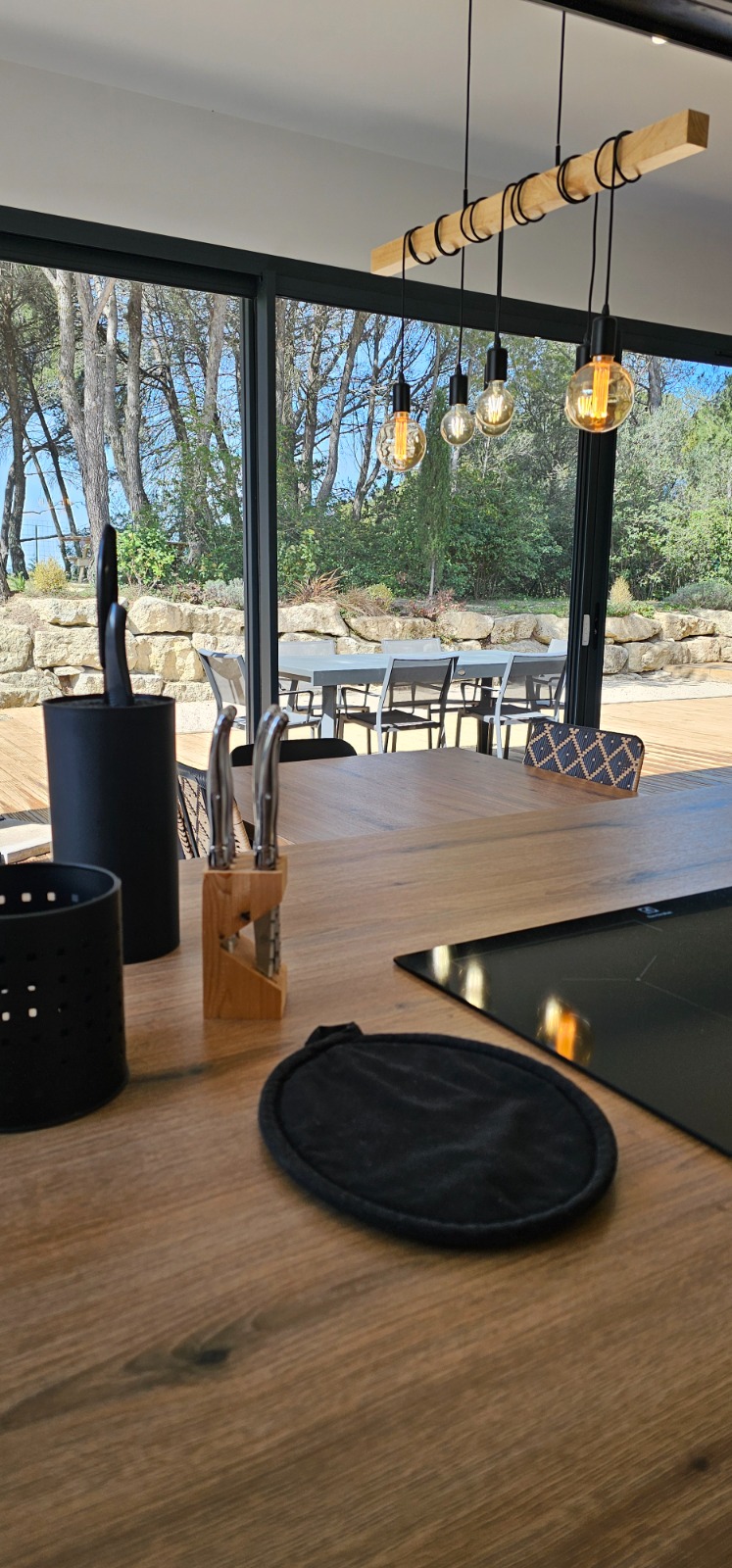 Cuisine moderne avec baie vitrée donnant sur la terrasse — intérieur soigné d'un bien Airbnb à Carpentras