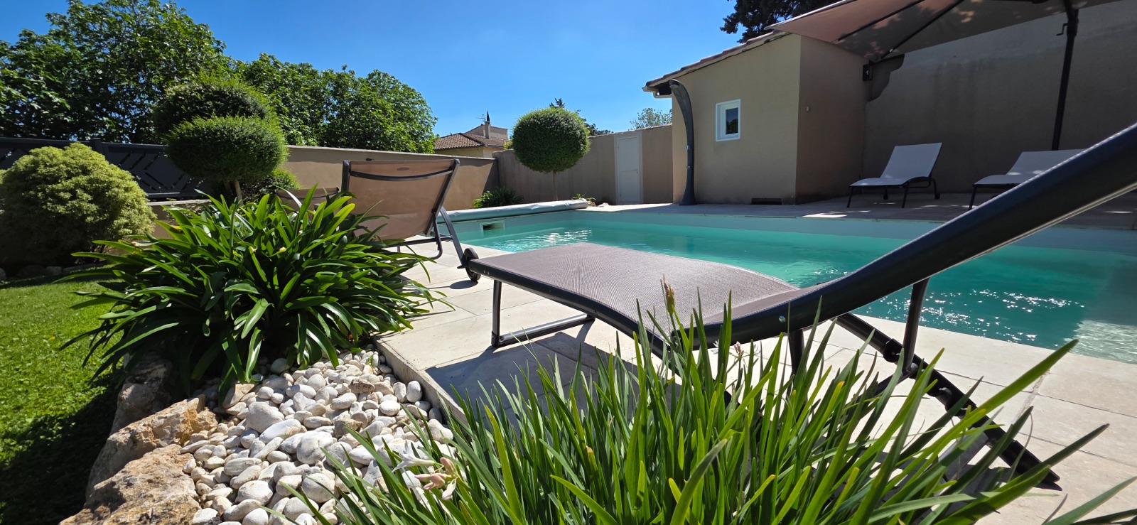 Piscine avec jardin paysager et transats — bien Airbnb à Carpentras géré par H.E. Conciergerie Vaucluse