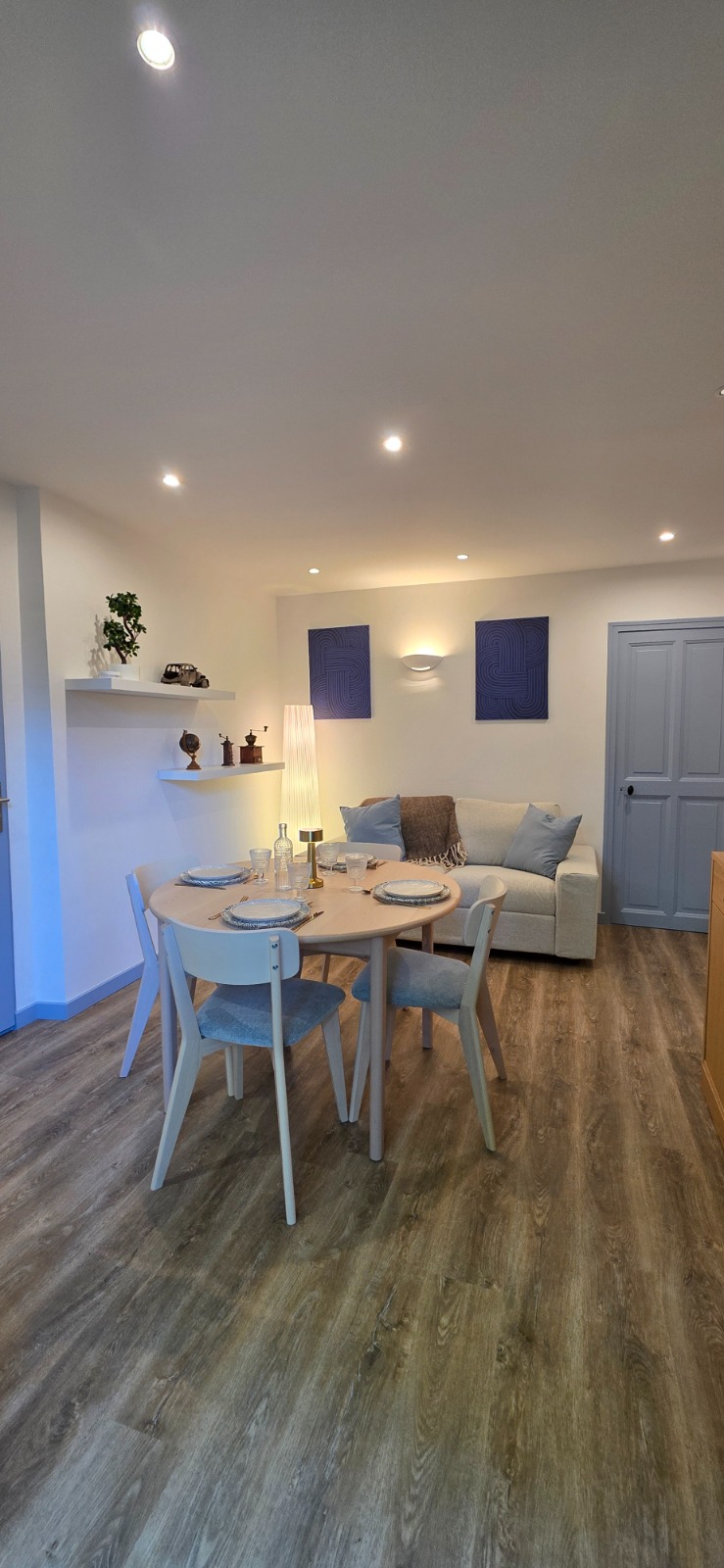 Salon cosy avec décoration bleue et salle à manger — intérieur soigné d'un bien Airbnb dans le Vaucluse
