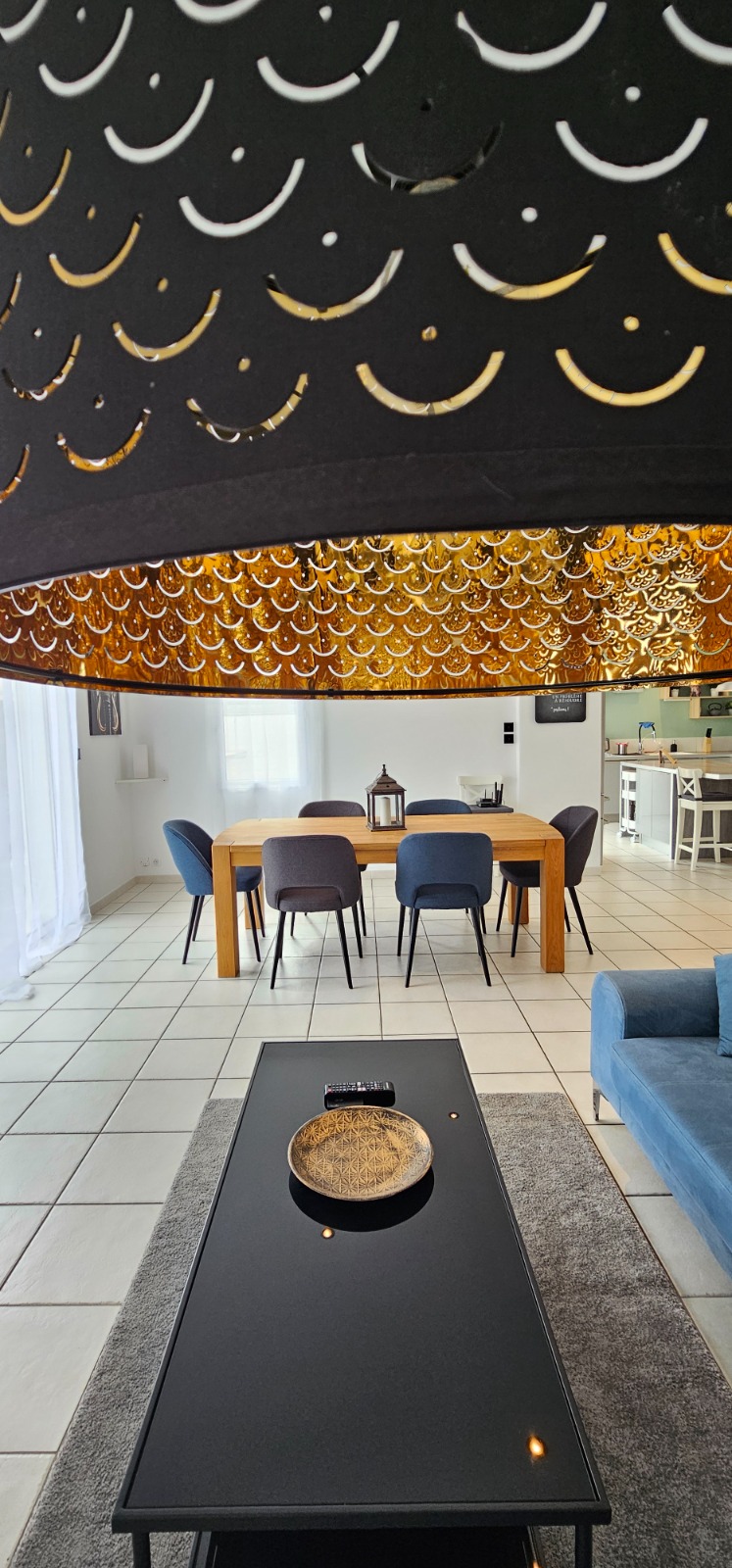 Salon élégant avec lustre doré et décoration soignée — intérieur haut de gamme géré par H.E. Conciergerie Vaucluse
