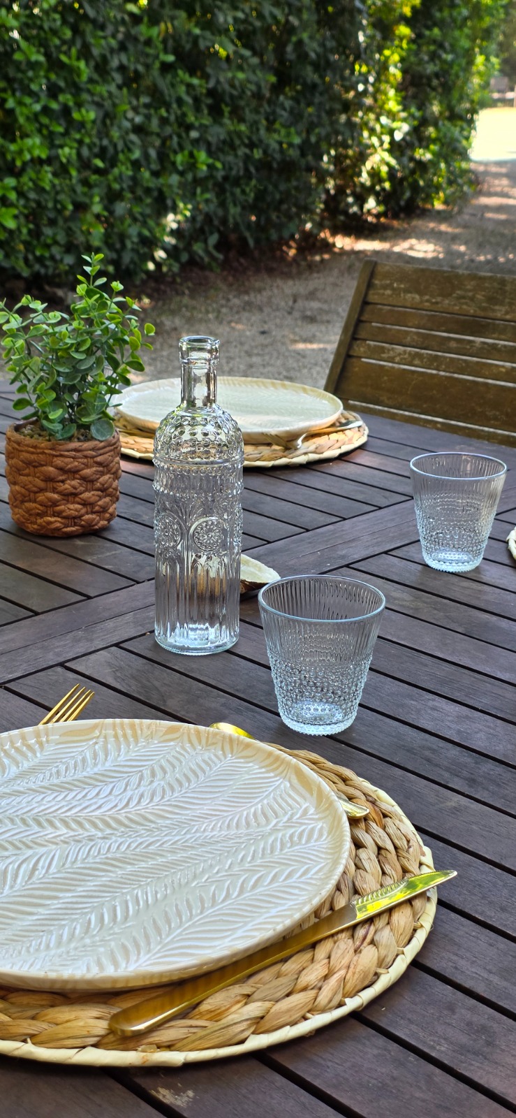 Table dressée en extérieur avec verres dorés — art de vivre provençal, location saisonnière Vaucluse